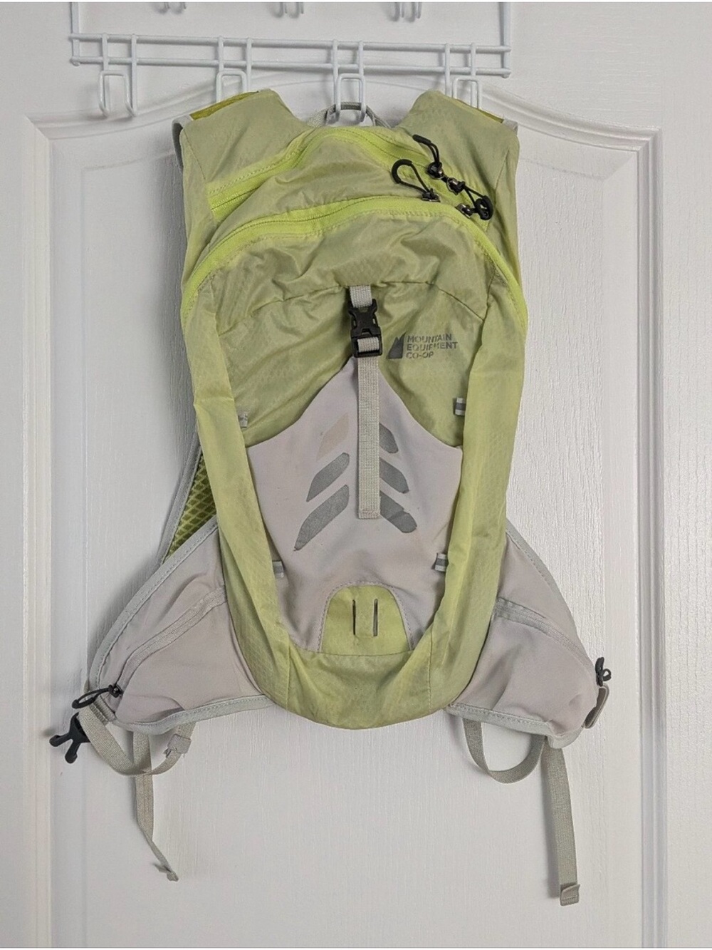 MEC Mountain Fountain Hydration Pack Unisex Backpack neon yellow